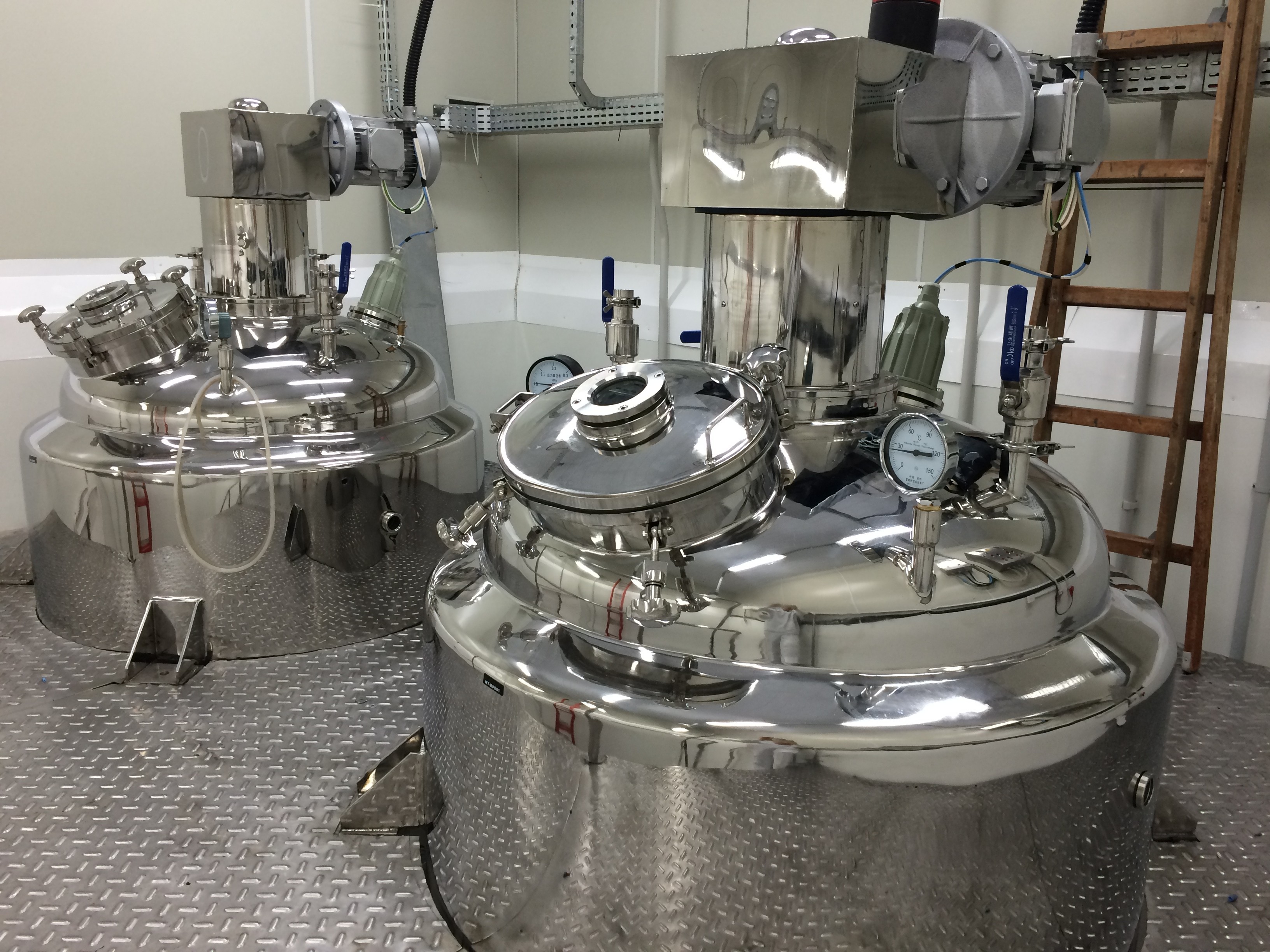 خزانات خلط الفولاذ المقاوم للصدأ 316SUS / خزانات تخزين صناعية سعة 650 لترًا لصنع الكبسولات الطرية