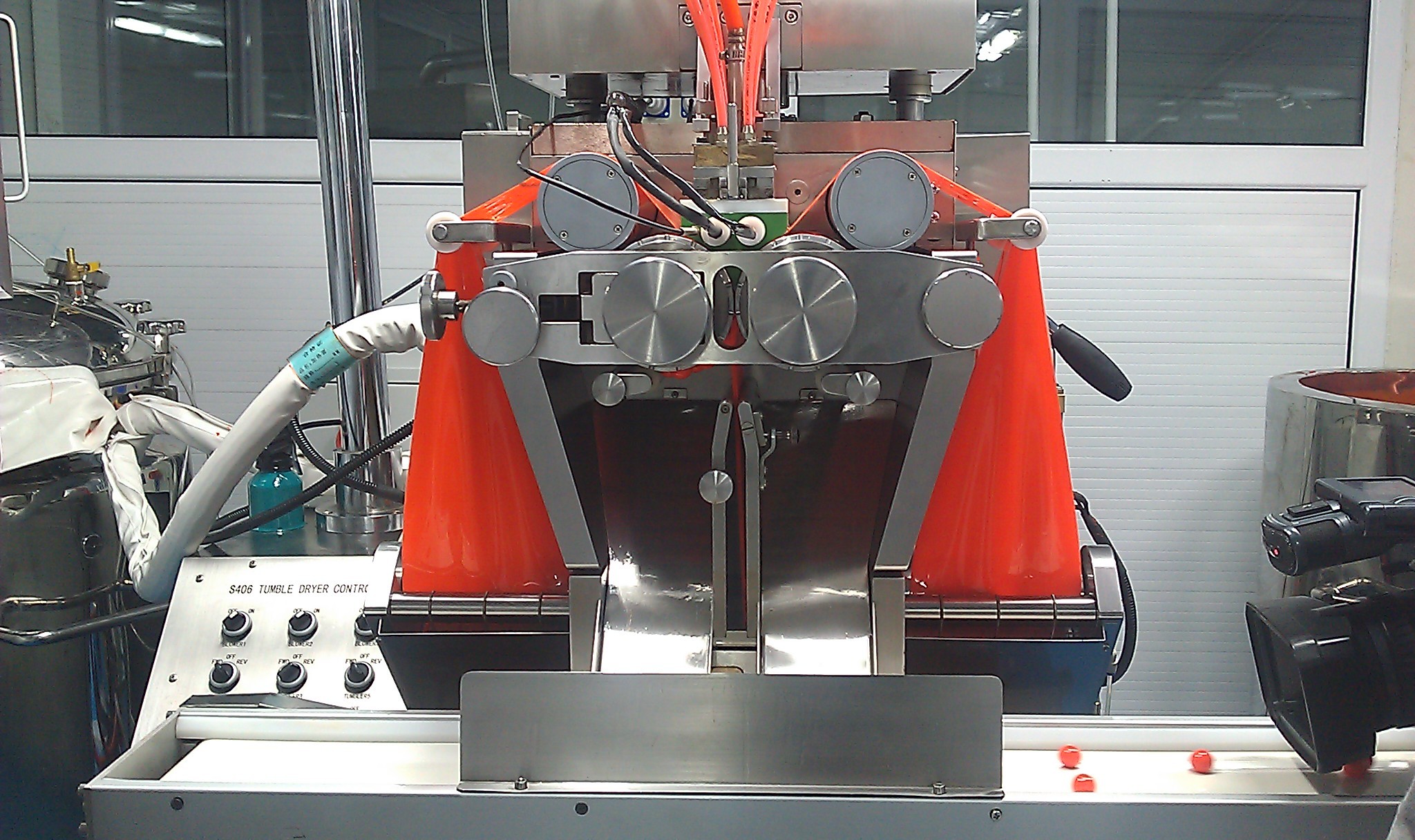 آلة تغليف Kunyou Softgel للأدوية واستخدام كرات الطلاء مع PLC